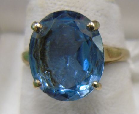 A 9ct Gold Blue Topaz Dress Ring. Size J.