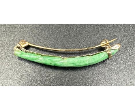 A jade and gold Chinese brooch