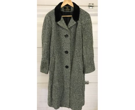  Fully lined with button fastening. 