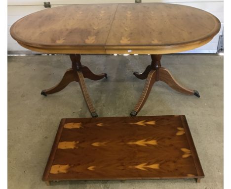  With double pedestal base, tripod legs and metal claw feet and castors. Complete with central leaf.  Approx. 162cm x 100cm u