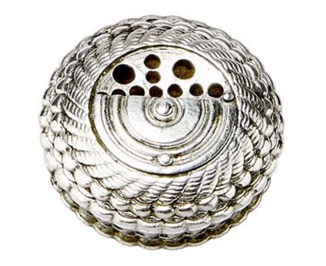 Riechdöschen (Vinaigrette) Wohl Augsburg, M. 18. Jh. Runde Form mit flachem Deckel, hälftig mit Lochdurchbruch und drehbarem 