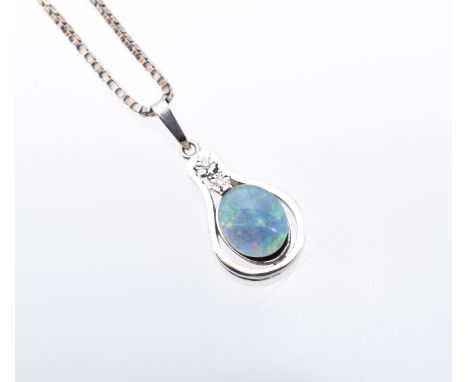 Opal-Diamant-Anhänger mit Kette 2. H. 20. Jh. Tropfenförmig, durchbrochene Form, besetzt mit Opaltriplette sowie zwei kleinen