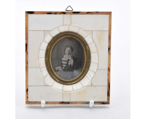 Daguerreotypie einer Frau in anmutiger Haltung Deutschland, um 1850 Oval geschnittene 1/9-Platte. Sichtmaß 6 x 4,7 cm, ges. c