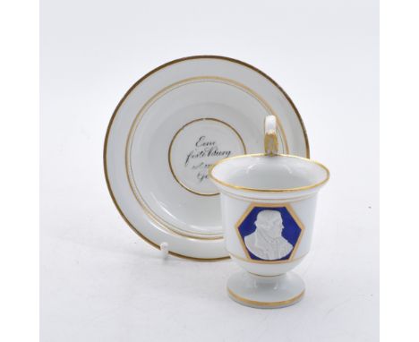 Biedermeier-Tasse mit Portrait von Martin Luther Meissen, 1. H. 19. Jh. Gefußte Form mit ausschwingendem Rand und hochgezogen