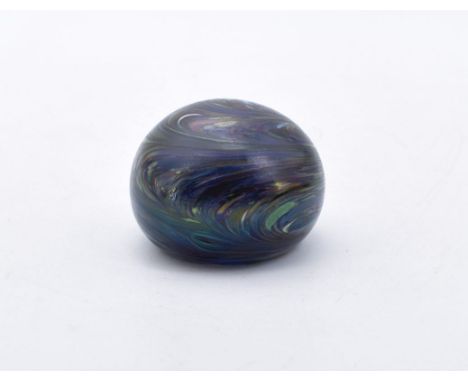 Paperweight 20. Jh. Gedrückte Kugel aus farblosem Glas, darin eingeschlossen kleine Kugel aus blauem Glas, spiralig verzogene