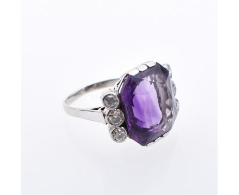 Amethyst-Diamant-Ring 1920/30er Jahre Glatte Schiene, schauseitig erhöht mit eingefasstem Amethysten (ca. 15 x 13 x 8 mm) im 