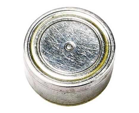 Riechdöschen (Vinaigrette) Augsburg, um 1650 Zylindrisch mit Steckdeckel. Silber mit Innenvergoldung. Am Boden Beschauzeichen