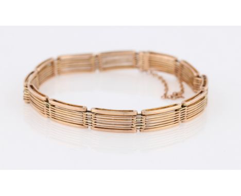 A gate bracelet, with box clasp stamped 9c.