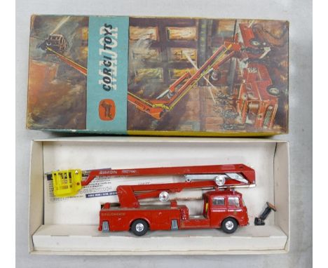 Corgi Boxed Simon Snorkel Fire Engine 1127: 
