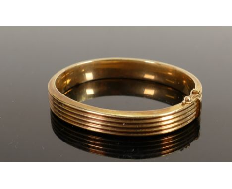 9ct hollow gold bangle: Weight 21.6g 18cm internal wearable size.