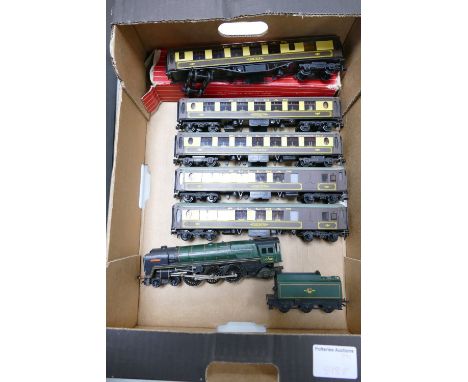 Triang &amp; Hornby HO/00 model train set to include: 4-6-4 Britannia 70000 Locomotive &amp; tender together with pullman car