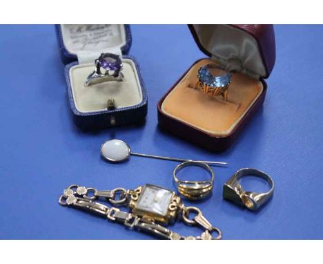 GROUP OF JEWELLERY
comprising of a nine carat gold opal set pin, an unmarked 18ct gold ring, a silver synthetic change colour