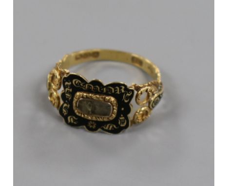 A William IV 18ct gold and black enamel mourning ring, with engraved inscription and glazed panel (a.f.), size P.