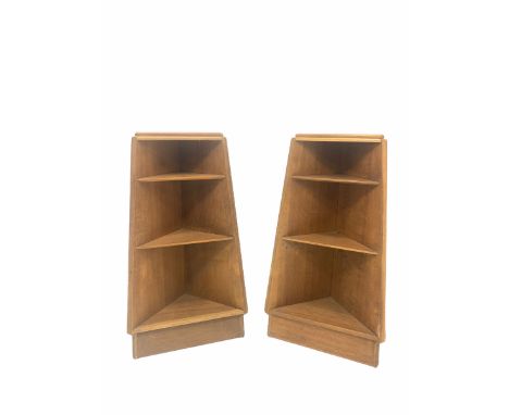 Pair mid 20th century light oak floor standing corner waterfall bookcases, each with three shelves H85cm
