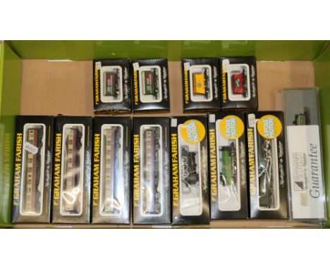 Graham Farish GRAFAR N gauge model railways including 2-6-2 Coldstreamer tender locomotive 4844 LNER green, 1825 4-6-2 Flying
