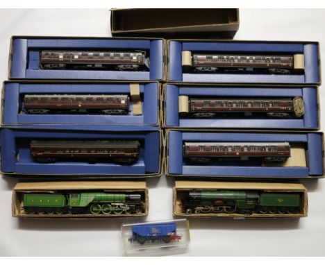 OO gauge model railways including 4-6-2 Flying Scotsman tender locomotive 60103 BR green, 4-6-2 A H Peppercorn tender locomot