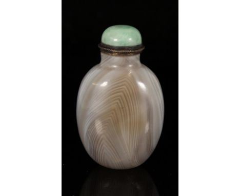 Chinese agate snuff bottle. late Qing period, the spinach jade domed cover over a polished agate bottle, H5.3cm.  Provenance 