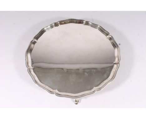 Geo. V silver salver, the plain tray with pie crust border raised on four hoof feet, R&amp;W Sorley London 1914, 920g, W30cm.