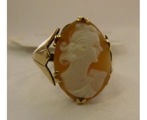 A 9ct gold ring, set with a shell carved cameo portrait       11