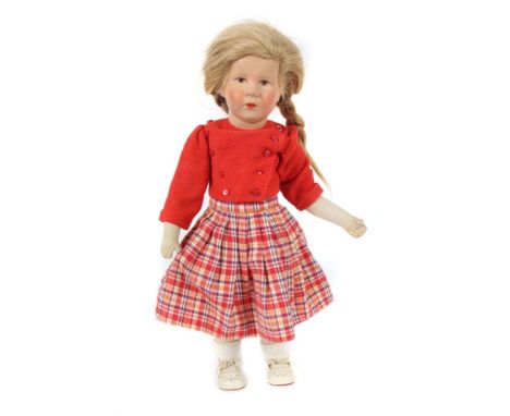 PuppeKäthe Kruse, um 1950/60, Stoffkopf fest, braune Augen m. Lichtpunkten, blonde Echthaar-Zopf-Perücke, Stoffkörper mit abg