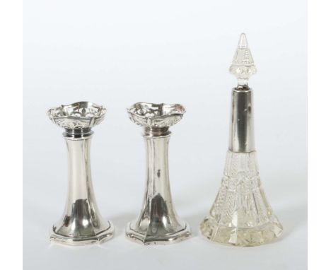 Flakon &amp; Paar TischvasenF. R. Gomm, Birmingham, 1921 &amp; Samuel M. Levi, Birmingham, 1916, Bleikristallglas-Flakon mit 