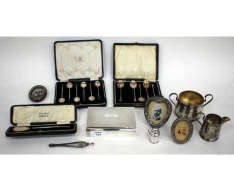 A QUANTITY OF VARIOUS SILVER ITEMS to include a cream jug and sugar basin, a cased silver Roman style spoon, a cigarette case
