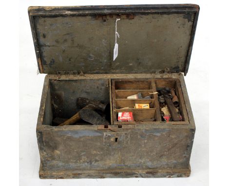 AN ANTIQUE COBBLERS TOOLBOX AND TOOLS, 47cm wide