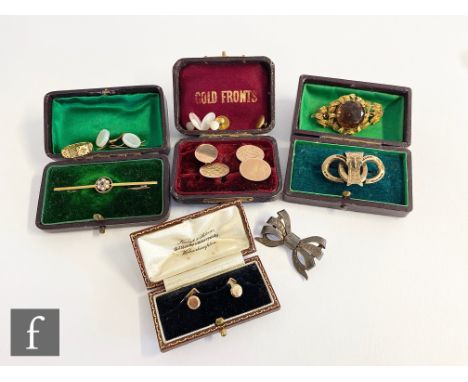 A small parcel lot of assorted gold and other jewellery to include an 18ct ring, weight 2g, 9ct cufflinks and dress studs, br