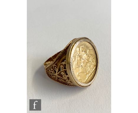 A Edward VII full sovereign dated 1905 loose set to a 9ct ring mount, total weight 16.5g. 