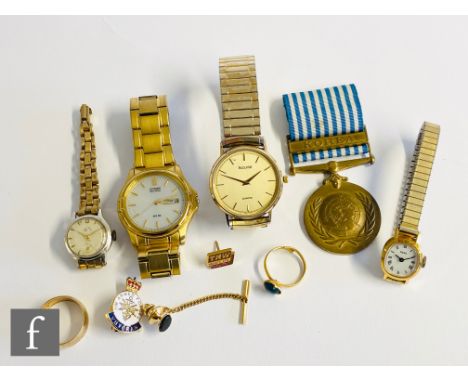 A 9ct hallmarked gentleman's Accurist quartz wrist watch batons to a circular champagne dial and gilt metal strap, with a 9ct