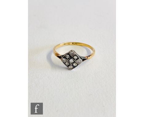 An early 20th Century 18ct diamond floodlight ring, nine claw set stones to an off set square head and split shoulders, weigh