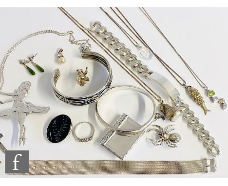 Nineteen assorted silver jewellery items to include bangles, pendants, rings, earrings etc. (19). 