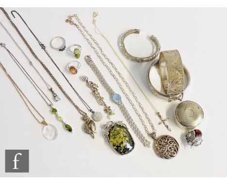 Seventeen assorted silver jewellery items to include bangles, pendants, rings, earrings etc. (18). 