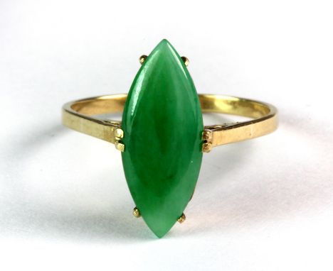 A 9ct yellow gold (stamped 9ct) jade set ring (N.5).
