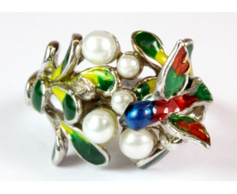 An interesting 925 silver and enamel ring in the shape of a nest of birds, set with pearls (O).