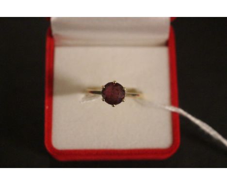 Ladies 9ct Gold Claw set Almandine Garnet set ring. 2.9g total weight. Size M 