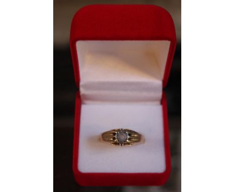 18ct Gold Gents ring with stone setting 5.1g total weight 