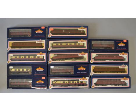 OO Gauge Bachmann 14 x Assorted coaches, various liveries. VG boxed.