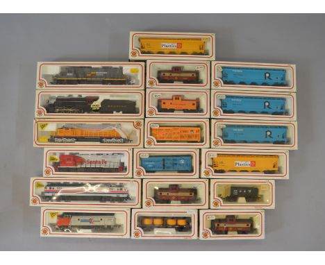 H0 Scale. Bachmann. 6 x American outline locomotives, together with 13 x assorted rolling stock. Overall VG boxed.