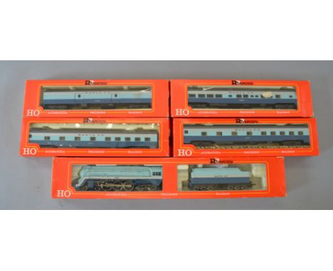 H0 Scale. Rivarossi. Santa Fe 4-6-4 Blue Goose locomotive Ref 1202 together with 4 matched  coaches/baggage car Ref 2640, 263