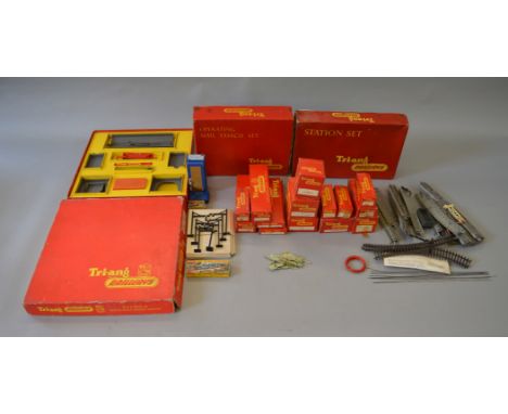 OO Gauge. Tri-ang Good quantity of boxed accessories, including R81 station set, R161 operating hopper car set, overhead powe