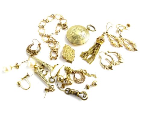 Various assorted loose gold and other items, comprising a 9ct gold florally engraved memorial locket, a gilt metal tassel fob