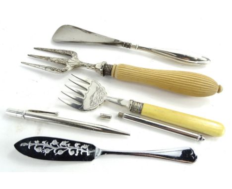 A collection of small silver and silver plated items, to include a shoe horn with plated handle, a bread fork with carved han