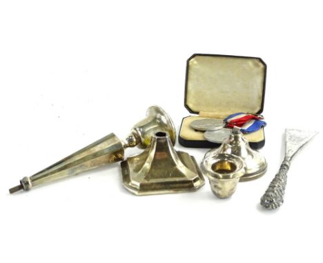 A collection of small silver, to include a candlestick, silver mounted shoe horn, etc.