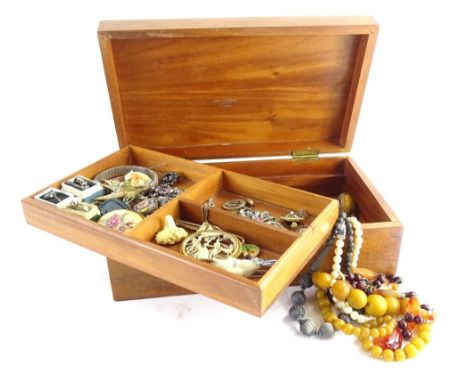 A wooden jewellery box and contents of costume jewellery, to include two silver dress rings, marcasite set brooches, pendants