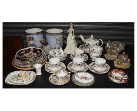 Assorted ceramics, to include a pair of Aesthetic-style planters or jardinieres, Wedgwood 'Hathaway' tea wares, three Liliput