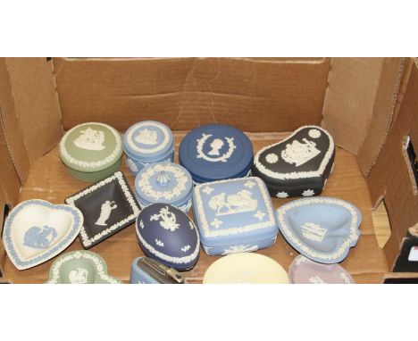 A box of Wedgwood Jasperware, to include a heart shaped trinket box, clover leaf pin tray, heart shaped pin tray, table cigar