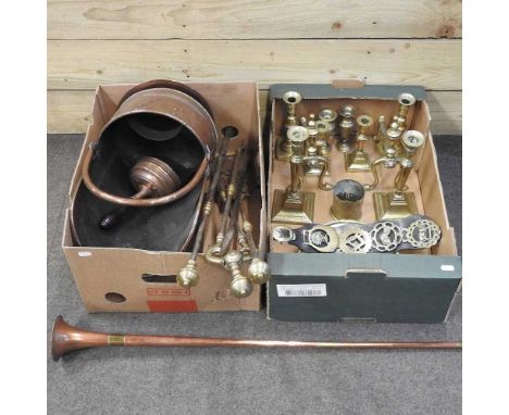 A collection of metalwares, to include a copper coal scuttle, hunting horn and brass candlesticks