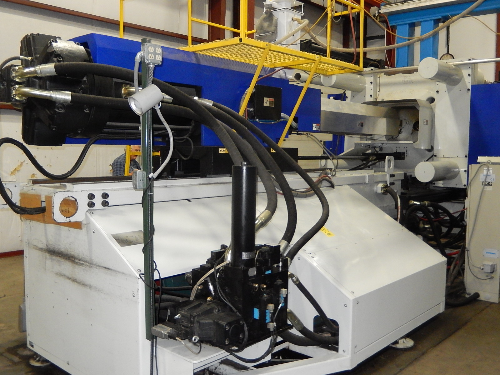 DEMAG 950TON X 139 OZ. CNC HYDRAULIC INJECTION MOLDING MACHINE, MODEL