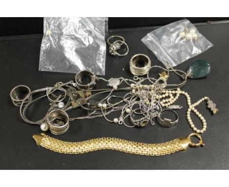 A COLLECTION OF ASSORTED SILVER AND COSTUME JEWELLERY ITEMS, TO INCLUDE A SELECTION OF RINGS AND AN ITALIAN SILVER GILT BRACE